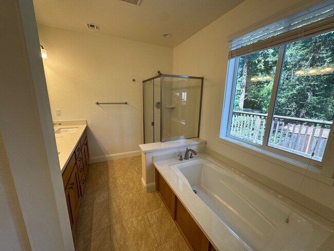 Building Photo - Beautiful Home in Felton