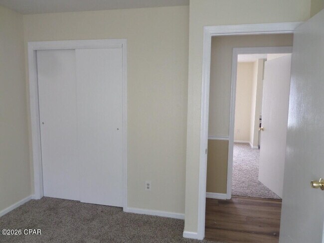 Building Photo - 3727 Greentree Pl