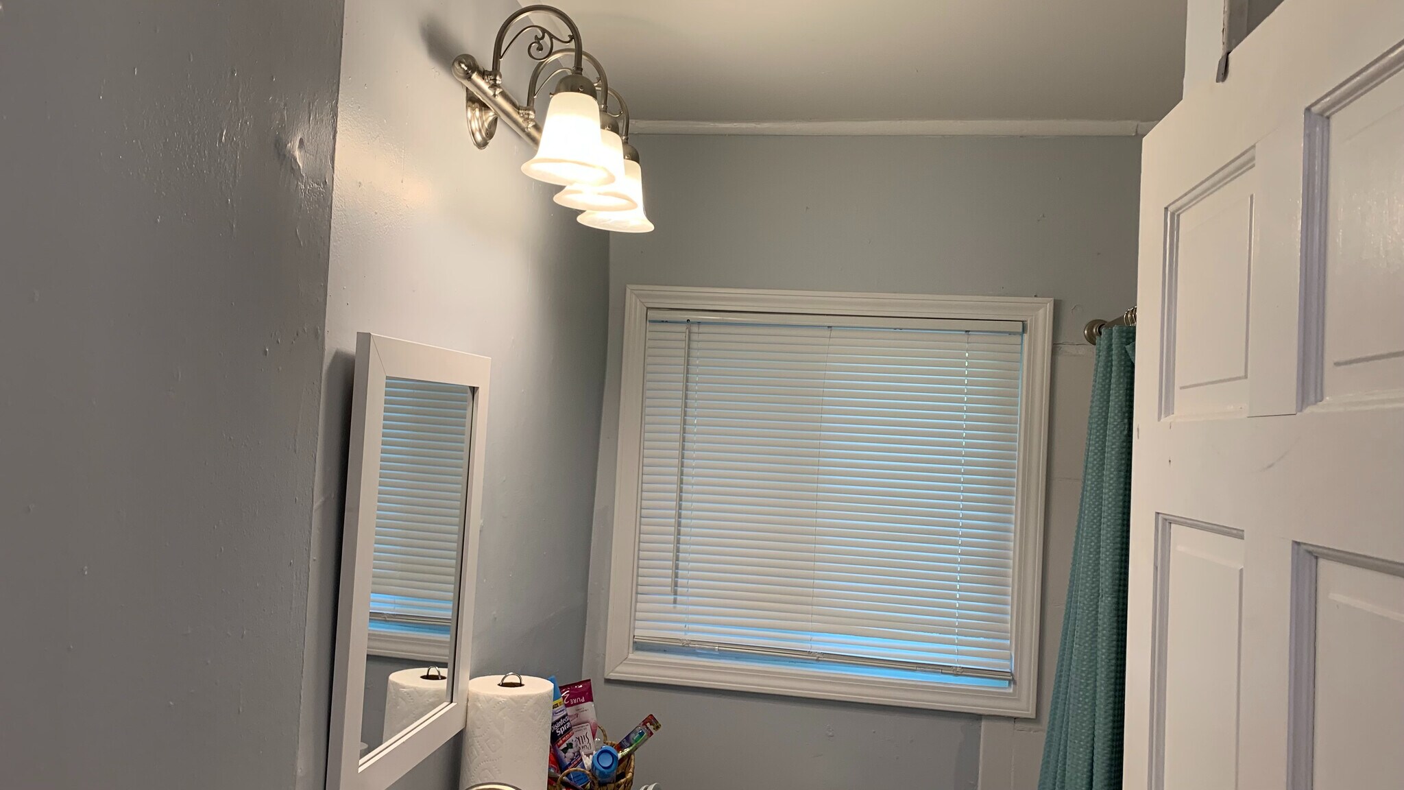 Building Photo - Room in House on E Cornwallis Rd