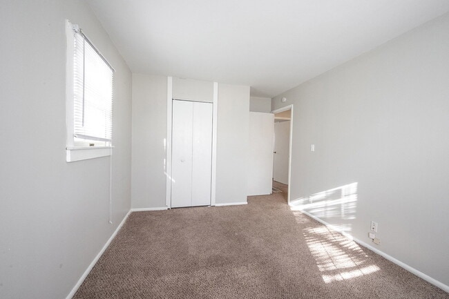 Building Photo - "Charming 3-Bed, 2-Bath Gem on E 35th St w...