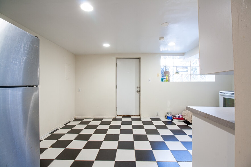 Building Photo - 828 W Dakin St