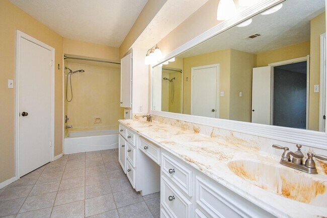 Building Photo - 910 Shillington Dr