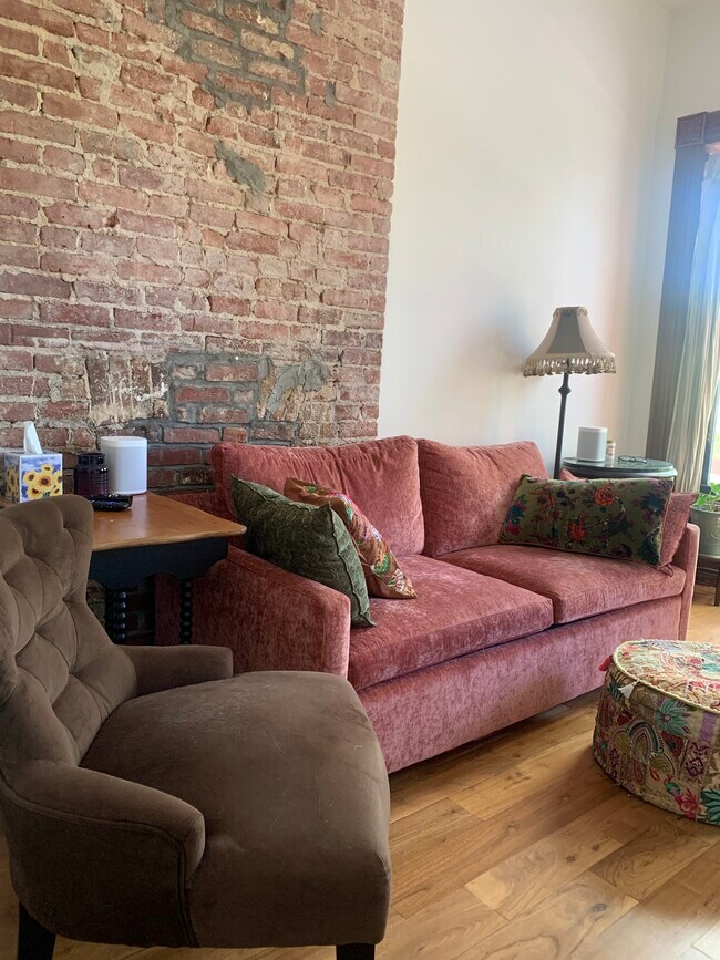 Building Photo - 559 Monroe St