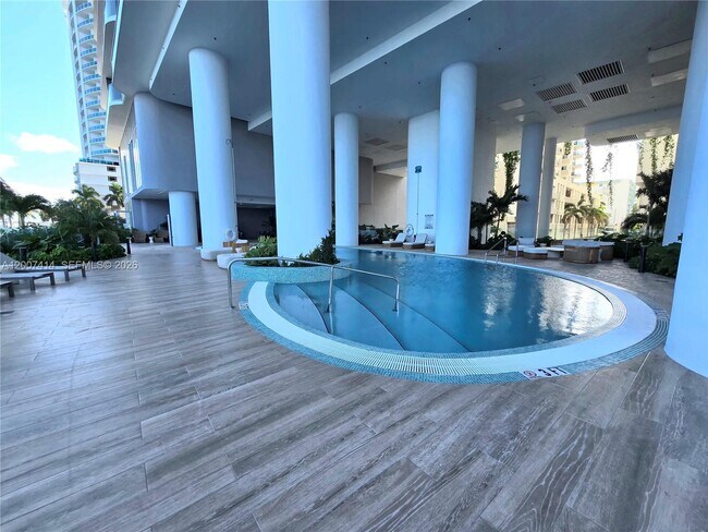 Building Photo - 700 NE 24th St