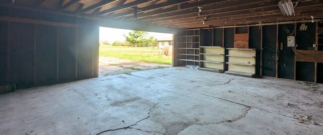 Building Photo - Spacious 3-Bedroom, 2-Bathroom Home