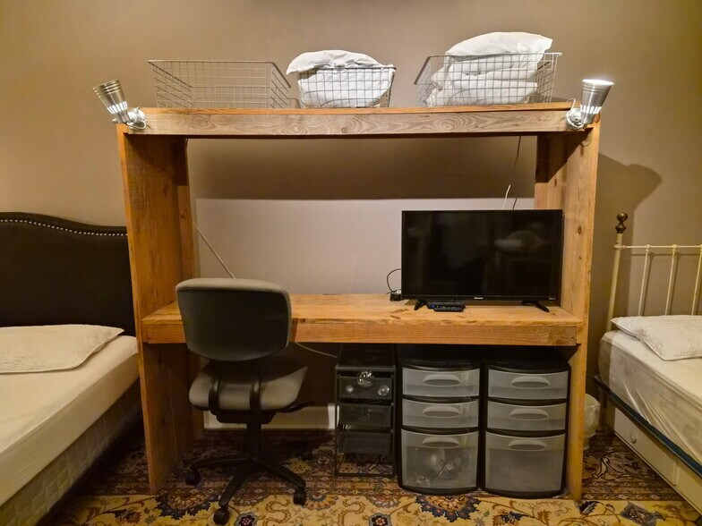 Desk, office chair and lamps. WIFI, TV and cable provided. - 7 Canterbury Ct SE