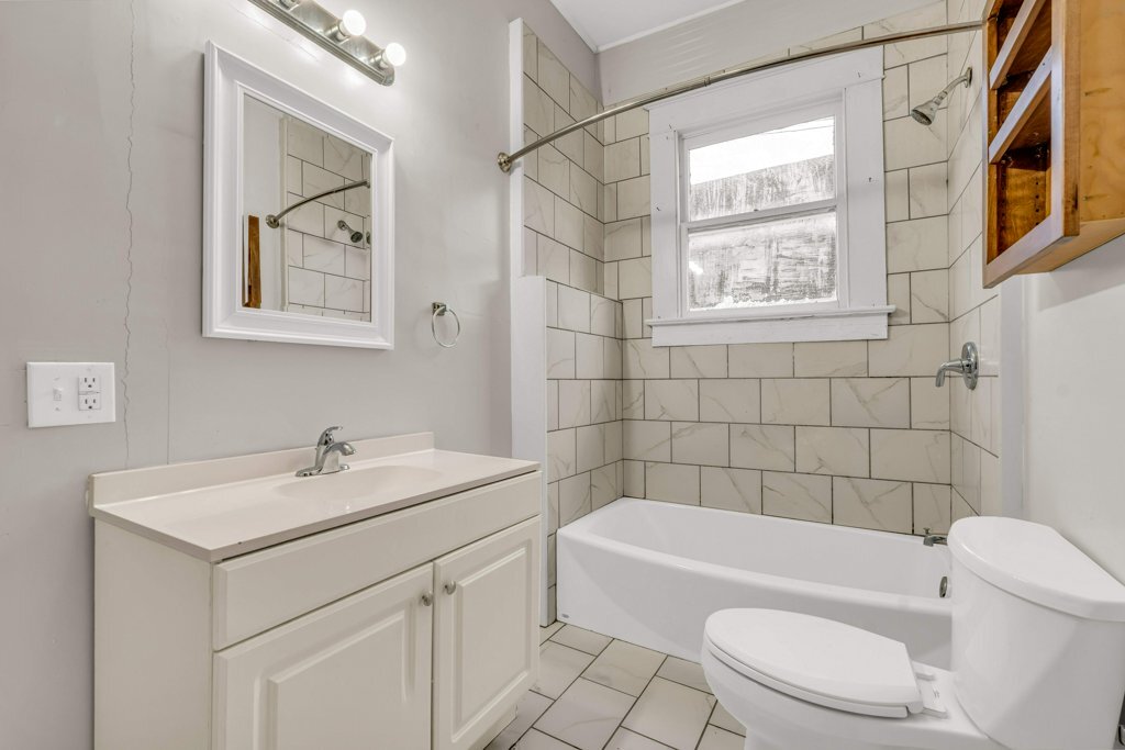 Building Photo - 622 4th St S