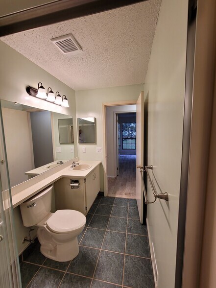 Building Photo - 433 Danbury Ln