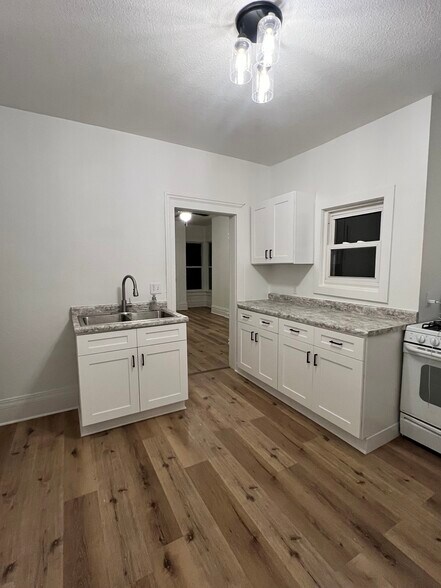Building Photo - 439 S Parker Dr