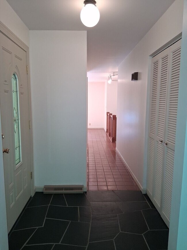 Building Photo - Beautiful 3-Bedroom Home with Pool on Lakeshore Drive