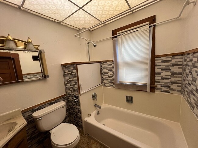 Building Photo - 2 Bedroom 1 bath house located near downtown!  ¡Casa de 2 dormitorios y 1 baño ubicada cerca del ...