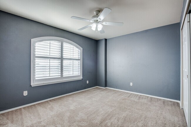 Building Photo - 4 Bedroom/2.5 Bath Wildhorse Subdivision