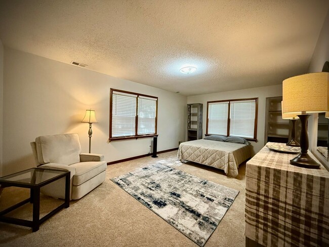 Building Photo - SHORT TERM AVAILABLE [Shandon]