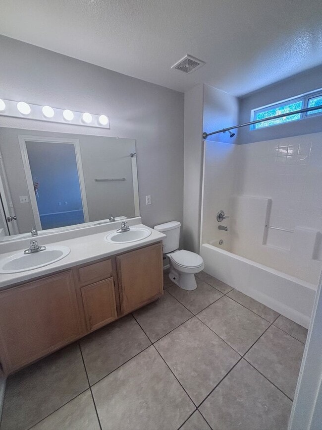 Building Photo - GREAT SINGLE STORY WITH 3 BEDS & 2 BATHS IN GATED COMMUNITY!