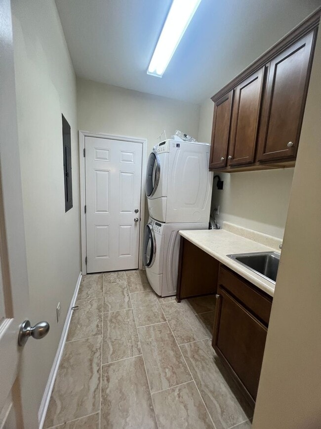 Building Photo - Home for Rent in the Desired Brookview For...
