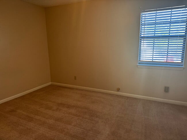 Building Photo - "Charming 2-Bed Townhouse Retreat with Mod...