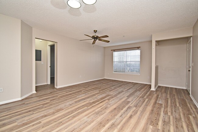 Building Photo - Spacious 2 bedroom 2 bath condo practicall...