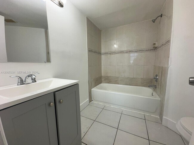 Building Photo - 215 Lake Pointe Dr