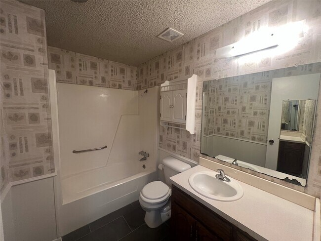 Building Photo - 2301 N Woods St