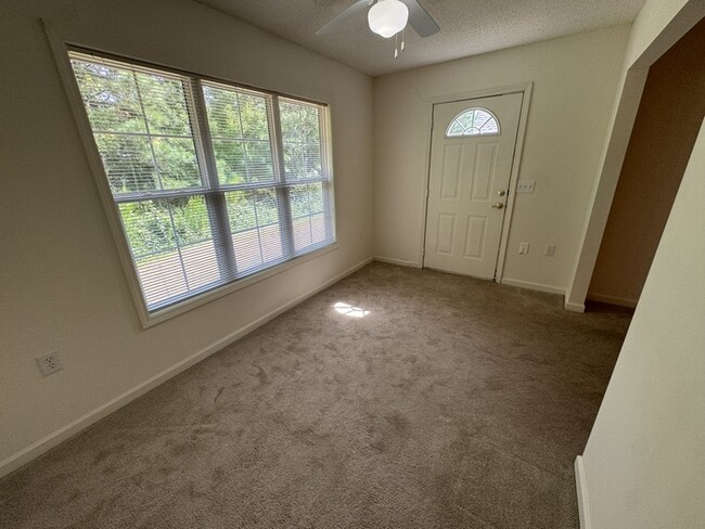 Building Photo - Move In READY! 2 bed 2 Bath with Garage! C...