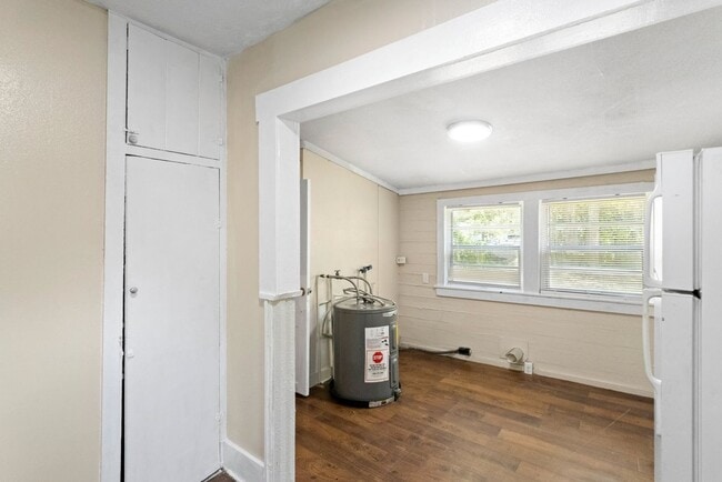 Building Photo - Spacious 3bdrm/1bath Home with large yard ...