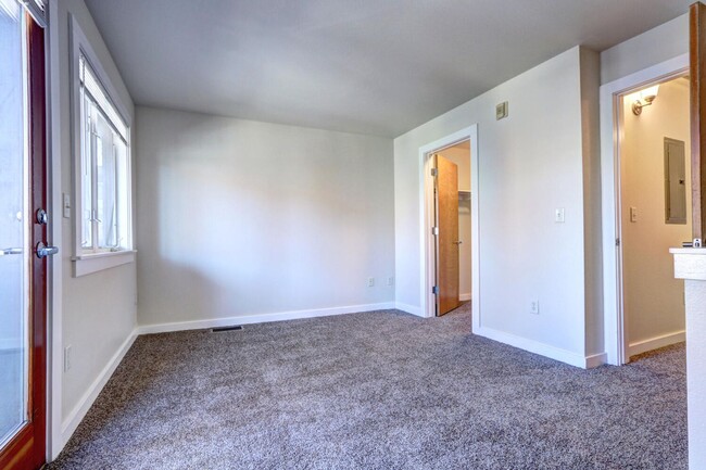 Building Photo - Renovated 1 Bedroom 1 Bathroom Townhome in...