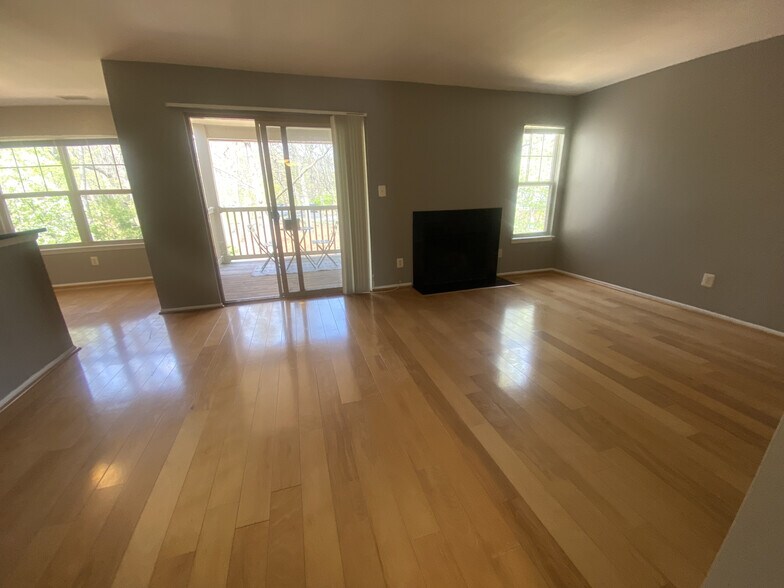 Building Photo - 1702 Ascot Way