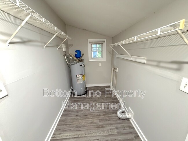 Building Photo - 917 N Oakland St