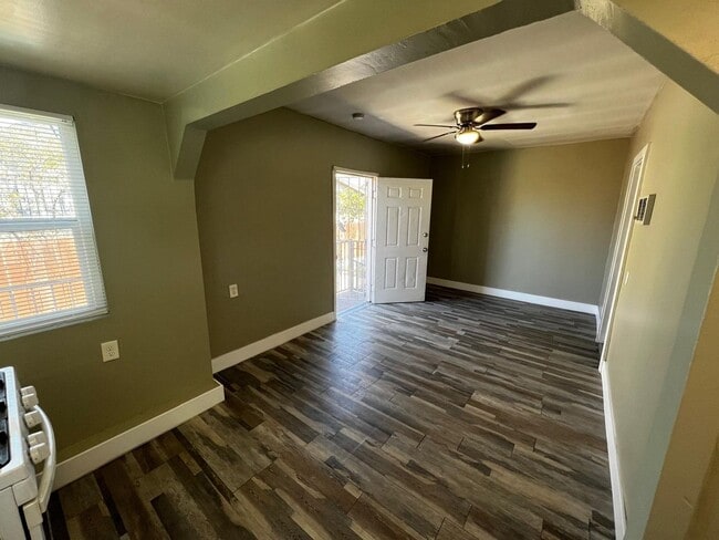 Building Photo - 1 Bedroom House With Yard and Private Laundry