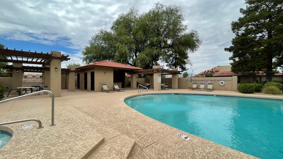 Building Photo - 8625 E Belleview Pl