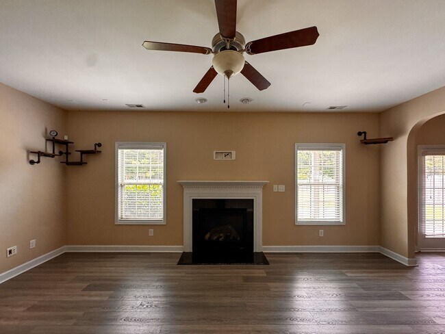 Building Photo - Well-Maintained 4 Bed 2.5 Bath Home in Westgate