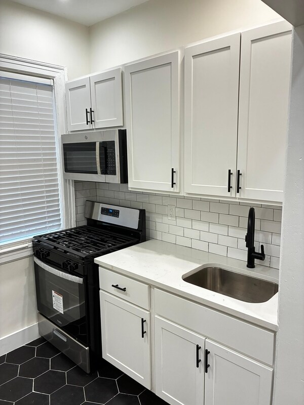 Building Photo - 2742 Riverside Ave