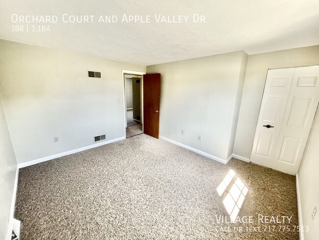 Building Photo - 2-car garage! Roomy 3-bed townhome in Dall...