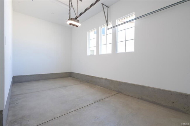 Building Photo - 11092 Chatsworth St