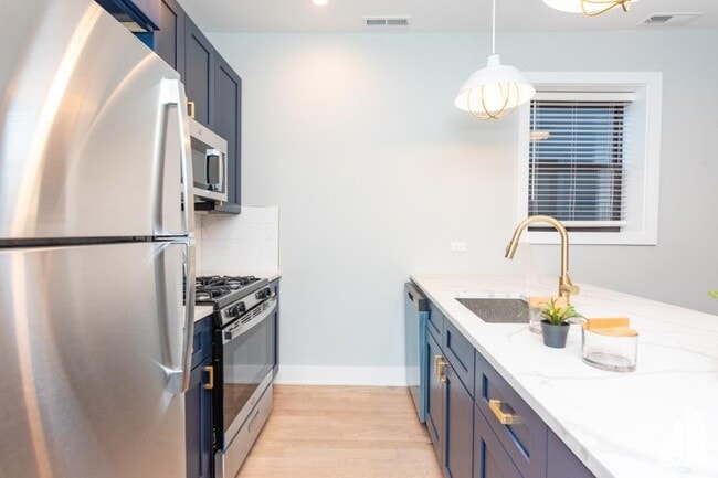 Building Photo - 3 bedroom in Chicago IL 60625