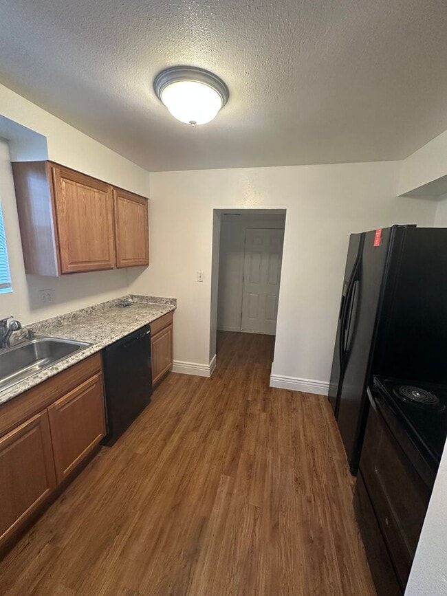 Building Photo - Charming 2 Bedroom House!