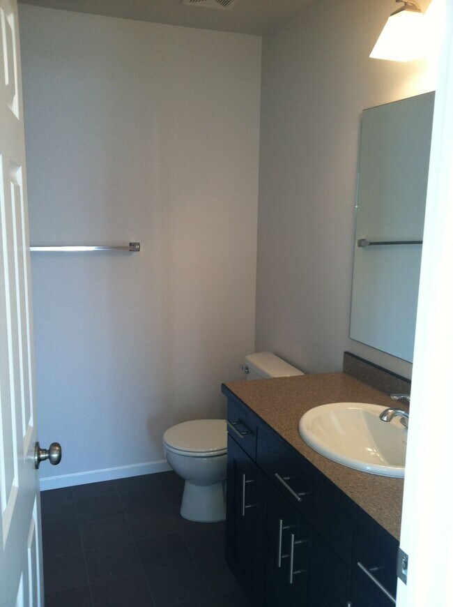 Building Photo - 3 Bed 3 Bath Single Family Home