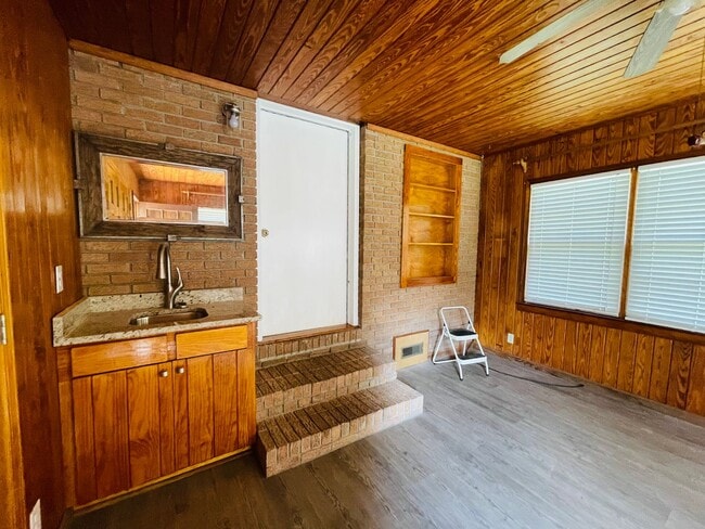 Building Photo - 3 BD/1/BA County Ranch Home