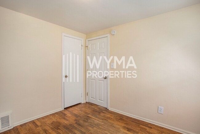 Building Photo - AVAILABLE MID-JULY!! 3 Bedroom, 1.5 Single...