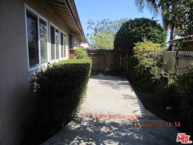 Building Photo - 12715 Hartland St