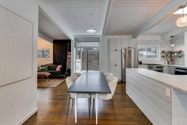 Building Photo - 2649 Crawford Ave