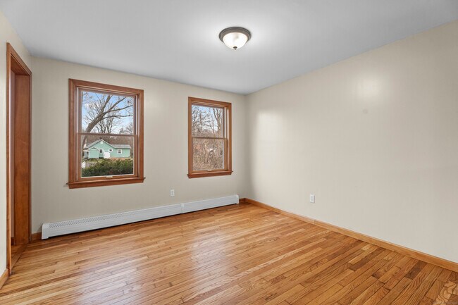 Building Photo - 62 Brookside Ave E