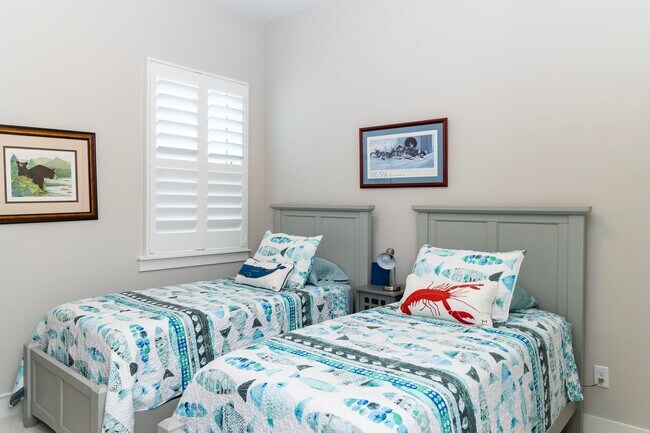 Building Photo - River Town Home