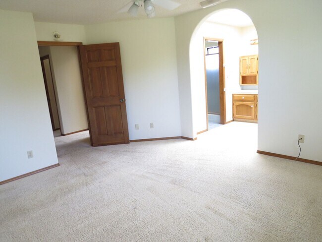 Building Photo - Fabulous Find!