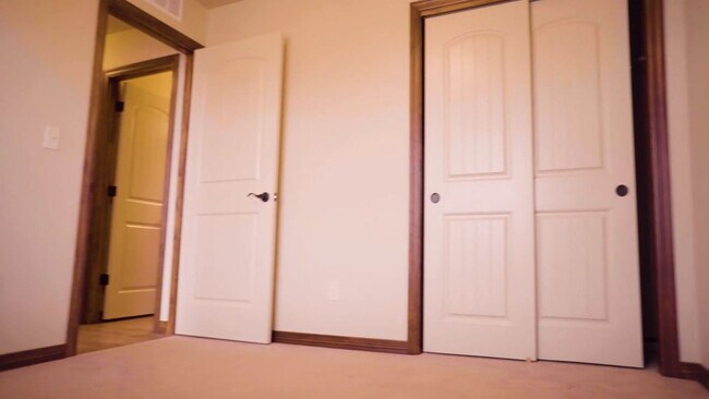 Building Photo - Spacious 3 bed, 2 Bath Wellington Home!