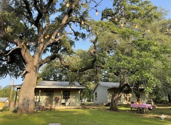 Building Photo - 601B Live Oak Street