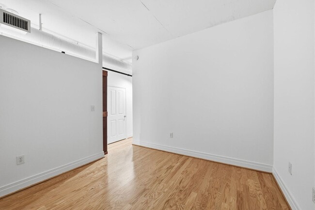 Building Photo - Experience refined urban living in this rarely available one bedroom residence in the coveted Sta...