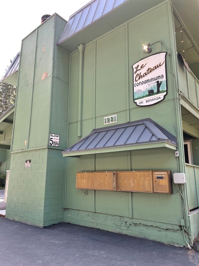 Building Photo - Upstairs Condo - 2 Bed, 1 Bath - Centrally...