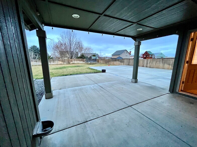 Building Photo - 3185 W Peninsula Dr