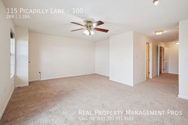 Building Photo - Spacious 3-Story End-Unit Townhome in Prim...